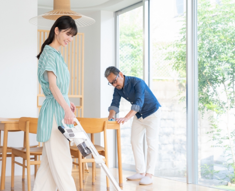 屋内で快適に生活をしている画像