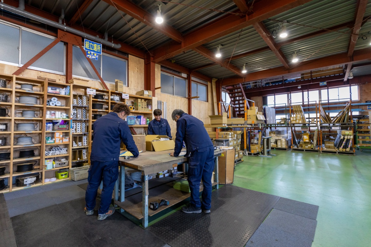 材料を加工している画像1