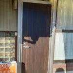 玄関ドア、古くなって、隙間ができてしまう！簡単に交換できるといいな…