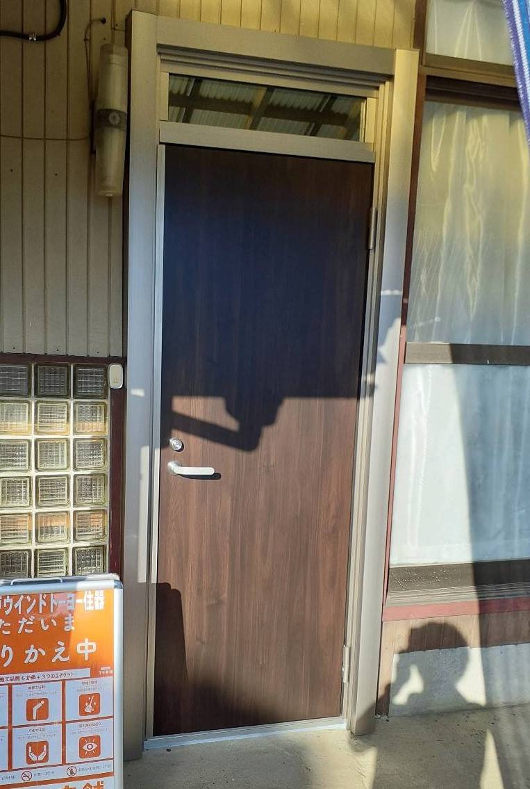 玄関ドア、古くなって、隙間ができてしまう！簡単に交換できるといいな…