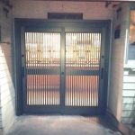 【春日部市】 お店の入口の引戸が動かない💦休業日の「たった1日」で交換できる？