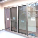【さいたま市浦和区】3階の大きな窓ガラスが割れた！搬入経路がない非常事態をLIXIL「リプラス」でスピード解決！【先進的窓リノベ補助金対象】